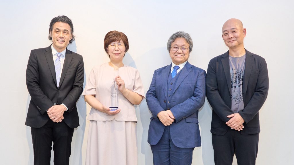 集合写真
左から、株式会社ストレートエッジの三木社長、大賞受賞作の作者・ぷり様、アニメ総監督の佐藤順一氏、株式会社ツインエンジンの山本社長